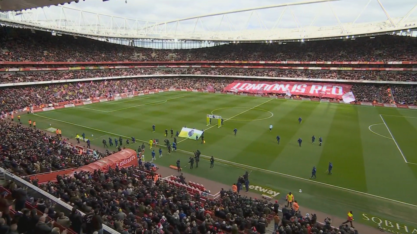 LONDON IS RED！阿森納vs切爾西入場(chǎng)階段，酋長球場(chǎng)看臺(tái)展示tifo